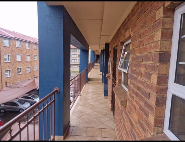 2 BEDROOM APARTMENT FOR SALE IN KEMPTON PARK